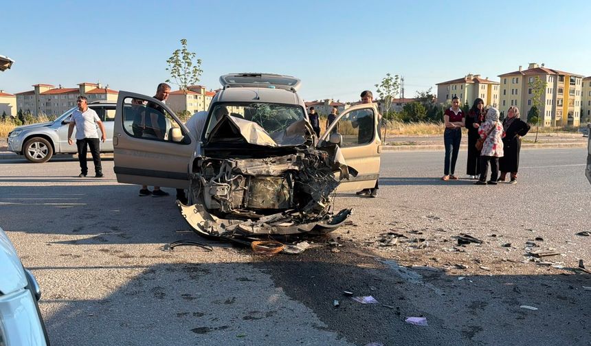Eskişehir'de kavşakta araçlar hurdaya döndü: Bölge halkı kasis istiyor!