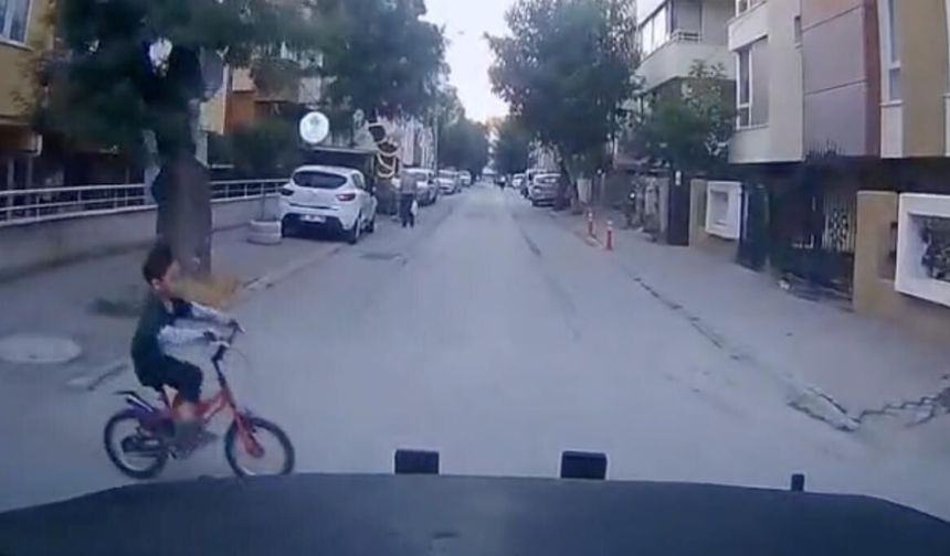 Eskişehir'de sürücünün dikkati faciayı önledi: O anlar araç kamerasına yansıdı!