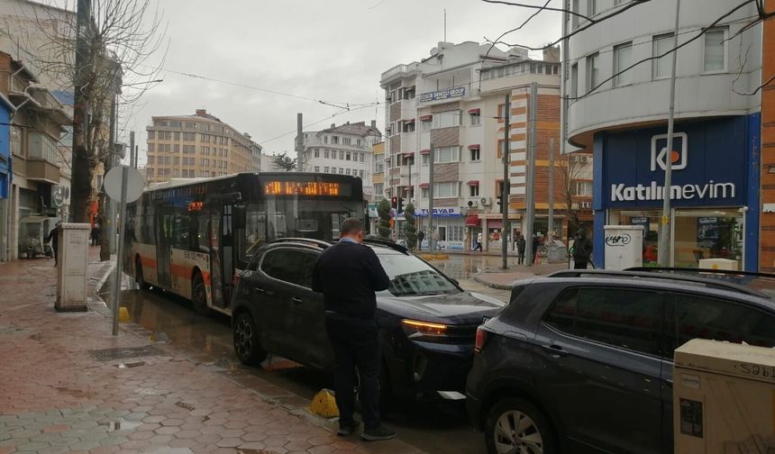 Eskişehir'de kavşaklardaki hatalı park trafiği kilitliyor!