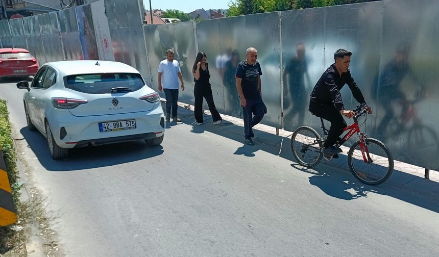 Eskişehir'in en işlek caddesinde yayalara yer kalmadı!