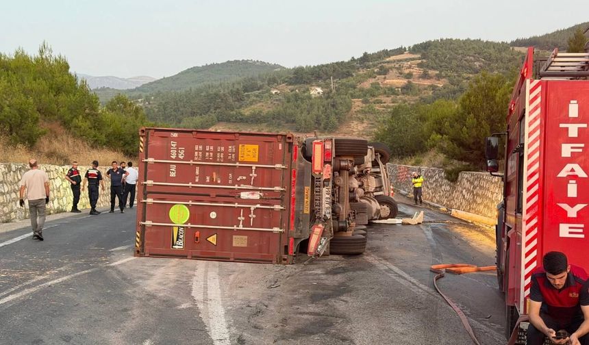 Bilecik'te virajı alamayan tır karşı şeride geçti!