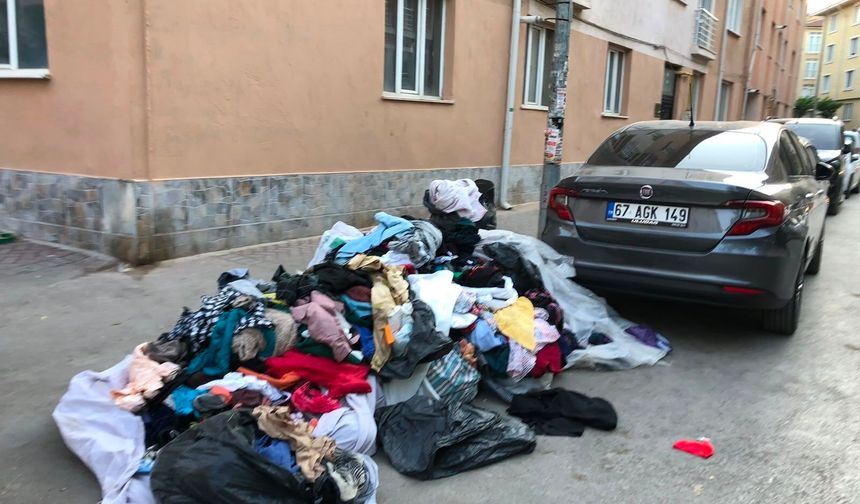 Eskişehir'de sokak çöplüğe döndü: Mahalleli isyan etti!