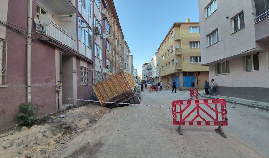 Eskişehir'de yol çöktü, kamyon çukura gömüldü!