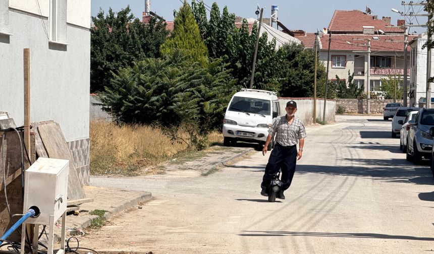Eskişehir’de gören dönüp bir daha bakıyor:  60 yaşında tek teker üzerinde