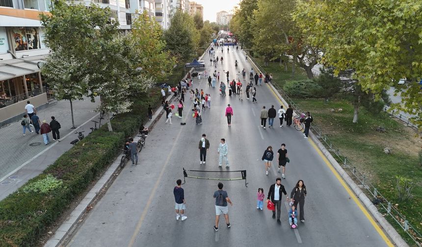 Arabasız Pazar’da yüzler güldü: Cadde festival alanına döndü