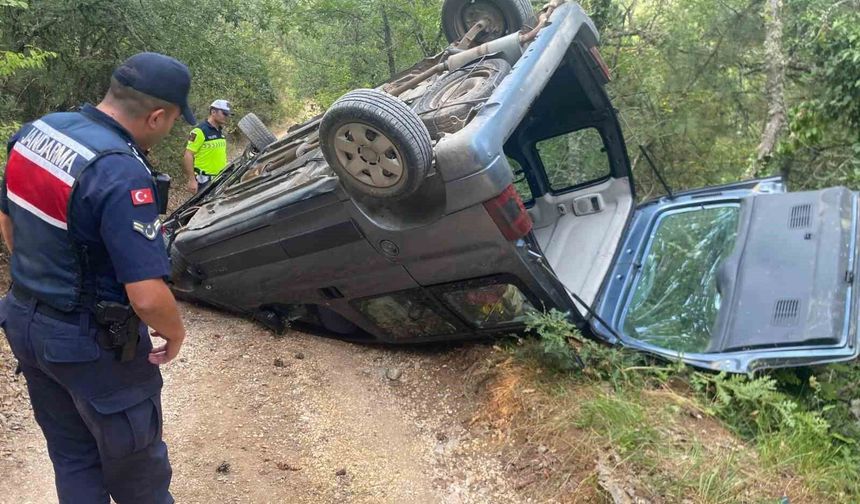 Bilecik'te kontrolden çıkan hafif ticari araç takla attı