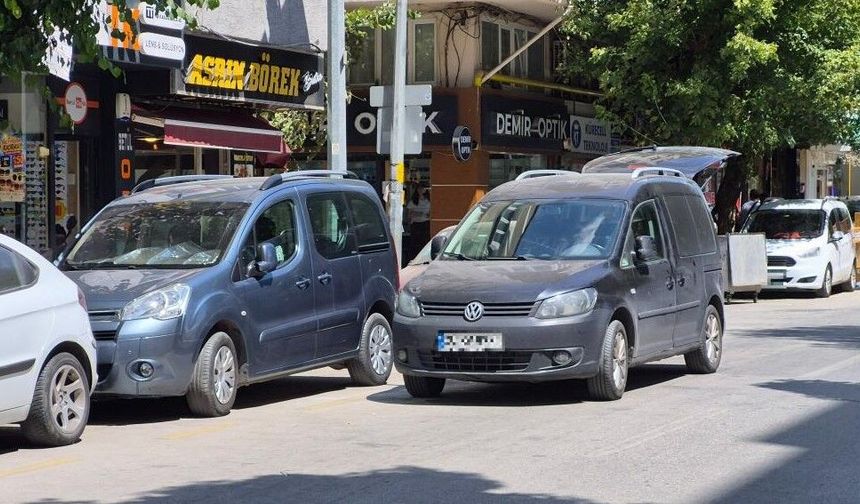 Eskişehir'de çift sıra park çilesi: Trafik akışı tehlikeye giriyor
