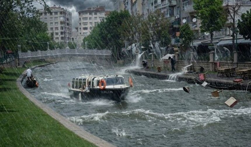 ESKİŞEHİR’DE BUGÜN HAVA NASIL? Öğle saatlerinde sağanak, rüzgâr 60 kilometreye çıkacak!