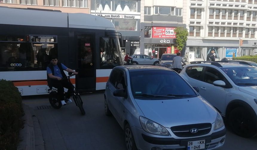 Eskişehir’de trafik çilesi bitmiyor: Aynı kavşakta trafik yine kilit
