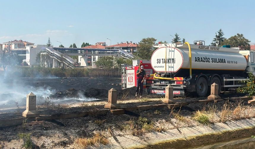 Eskişehir'de korkutan otluk yangını: Alevler büyümeden söndürüldü