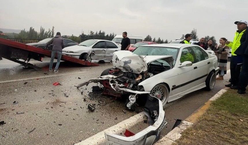 Eskişehir’de yağmur sonrası zincirleme kaza: 7 araç birbirine girdi!