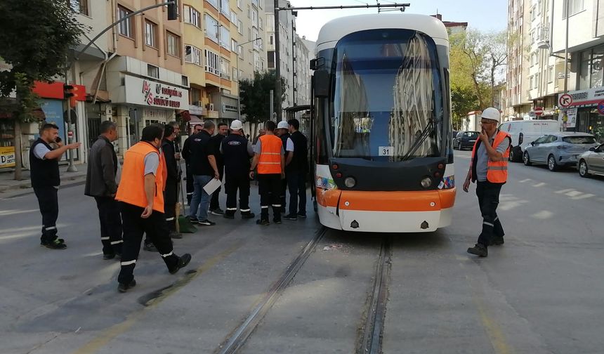 Eskişehir'de tramvay otobüse çarptı: Ulaşım 1 saat aksadı