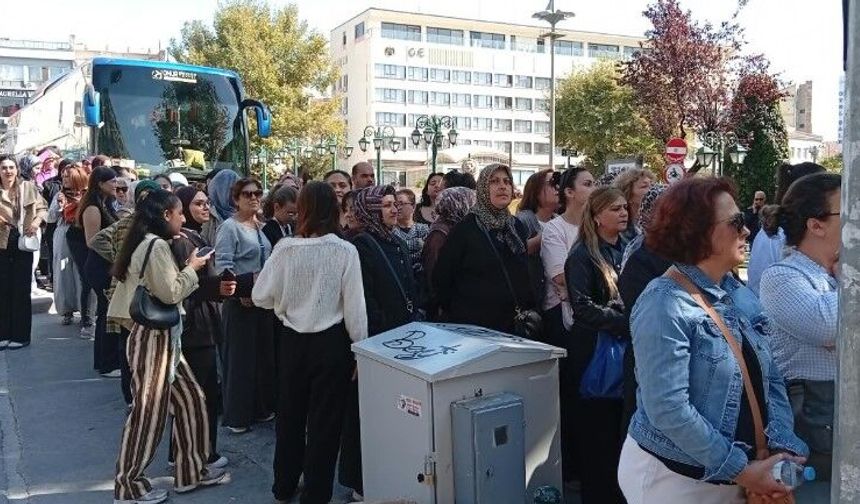 Eskişehir’de çanta izdihamı! Kuyruk cadde boyunca uzadı