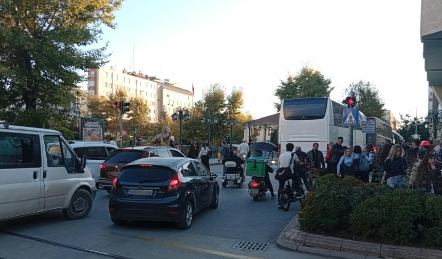 Eskişehir’de köprüde yasak park çilesi bir türlü bitmiyor