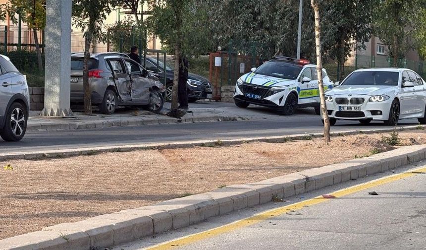 Eskişehir'deki kazada ortalık savaş alanına döndü: Araç karşı şeride geçti!