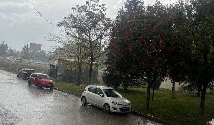 Eskişehir’de aniden bastırdı: Sağanak yağış hayatı durdurdu!