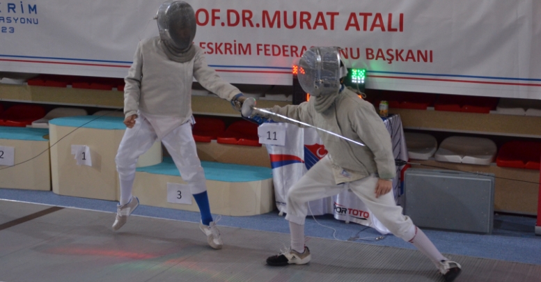 Geleceğin eskrimcileri yetişiyor