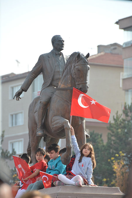Eskişehir'de, 29 Ekim Cumhuriyet Bayramı ve Cumhuriyet'in 100. yılı kapsamında Atatürk Bulvarı'nda tören gerçekleştirildi. 