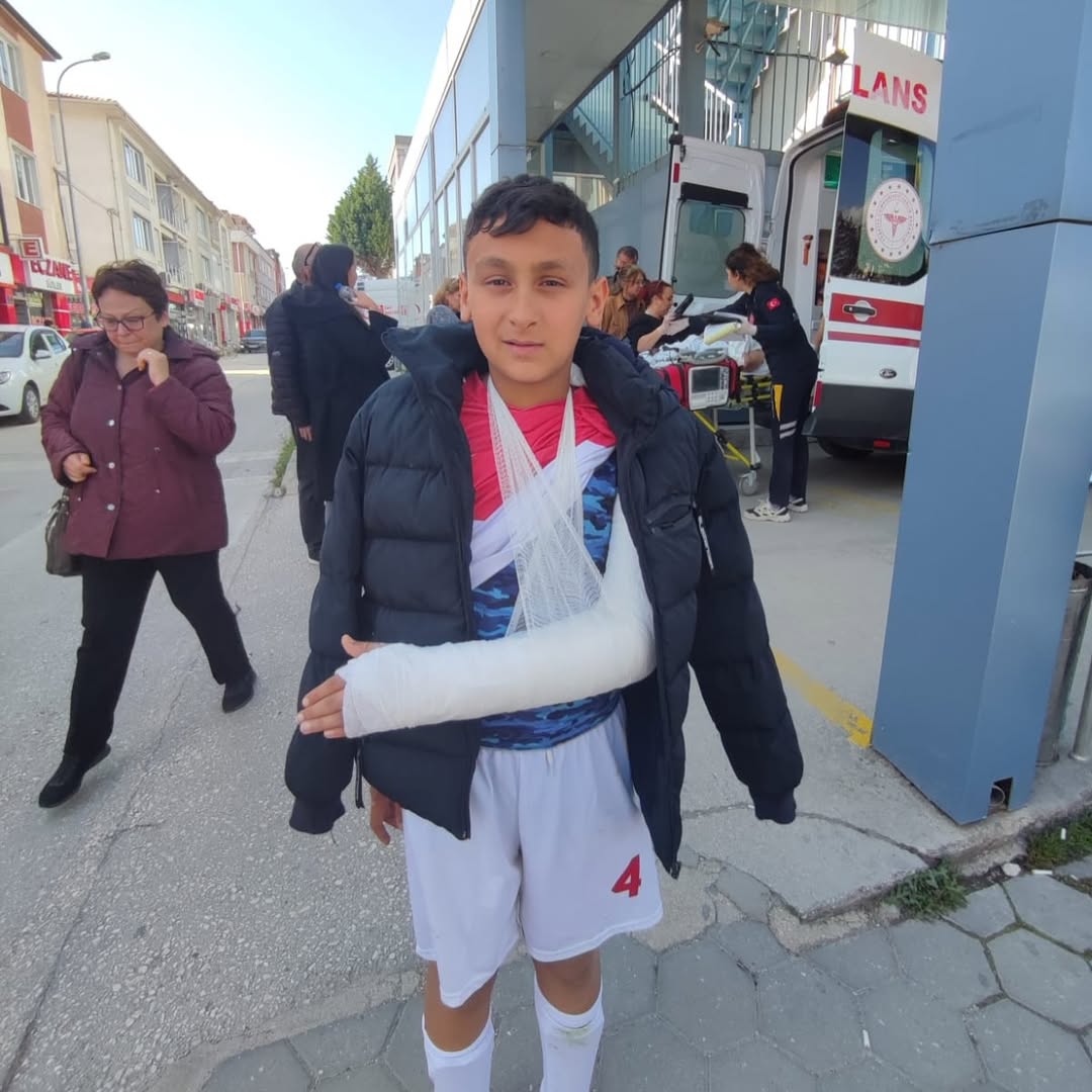 İlk Maçta Sakatlanarak Büyük Üzüntü Yaşadı (1)