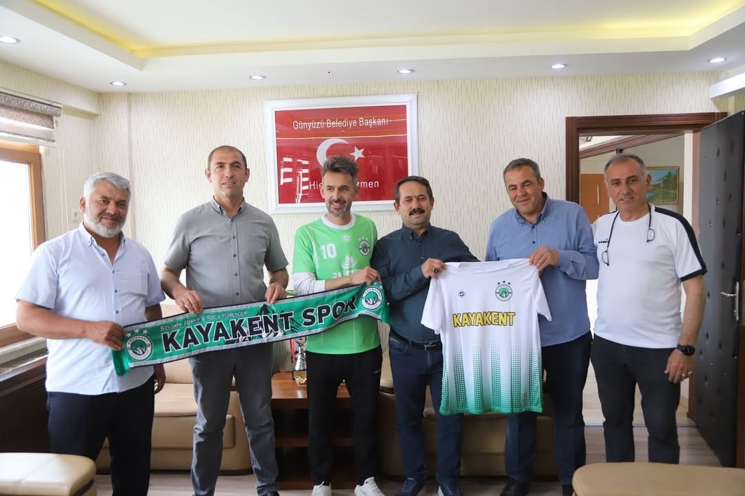 Kupayı Başkan Özmen’e Götürdüler (2)