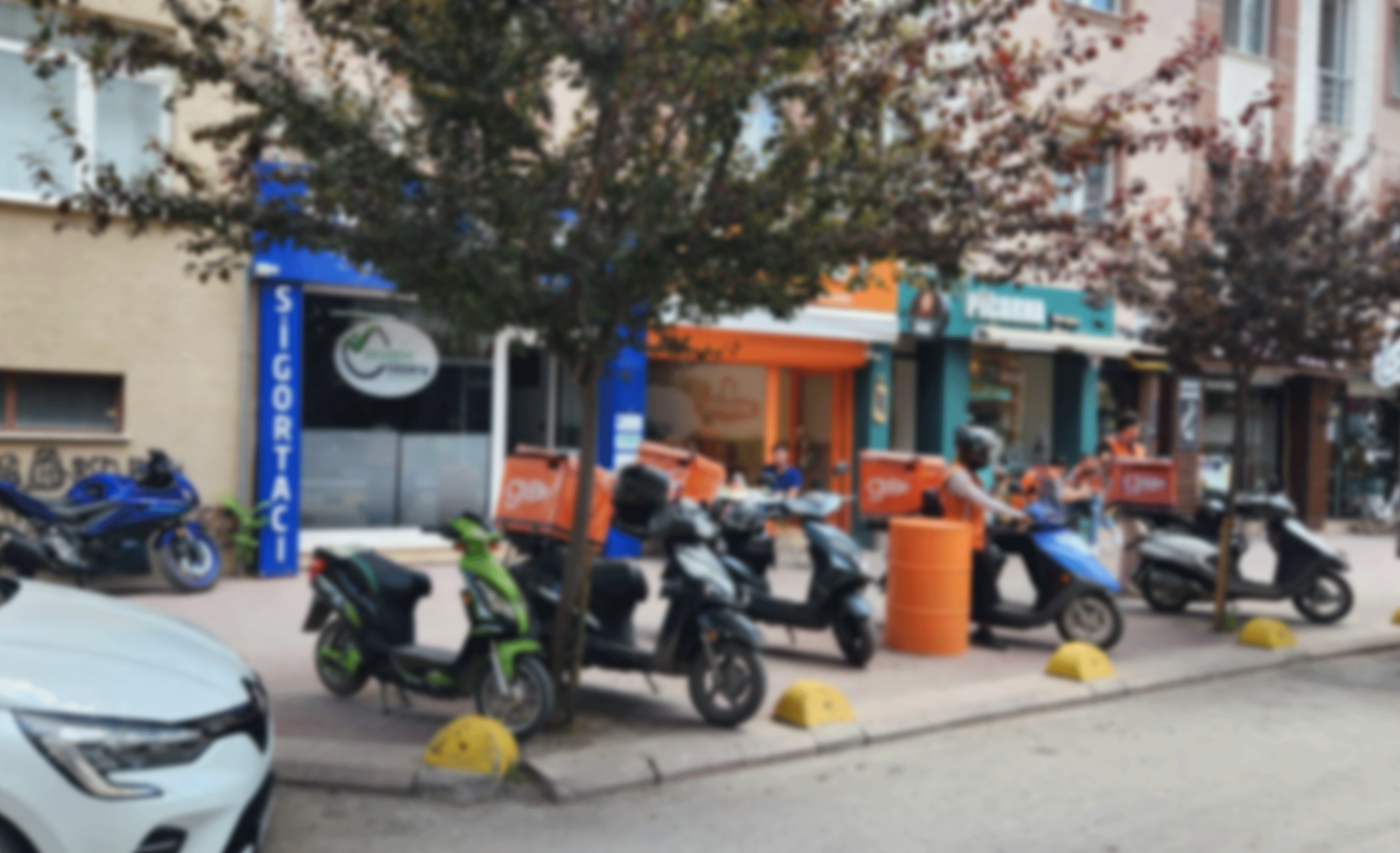 Eskişehir'de kaldırımlar motosiklet parkına döndü!