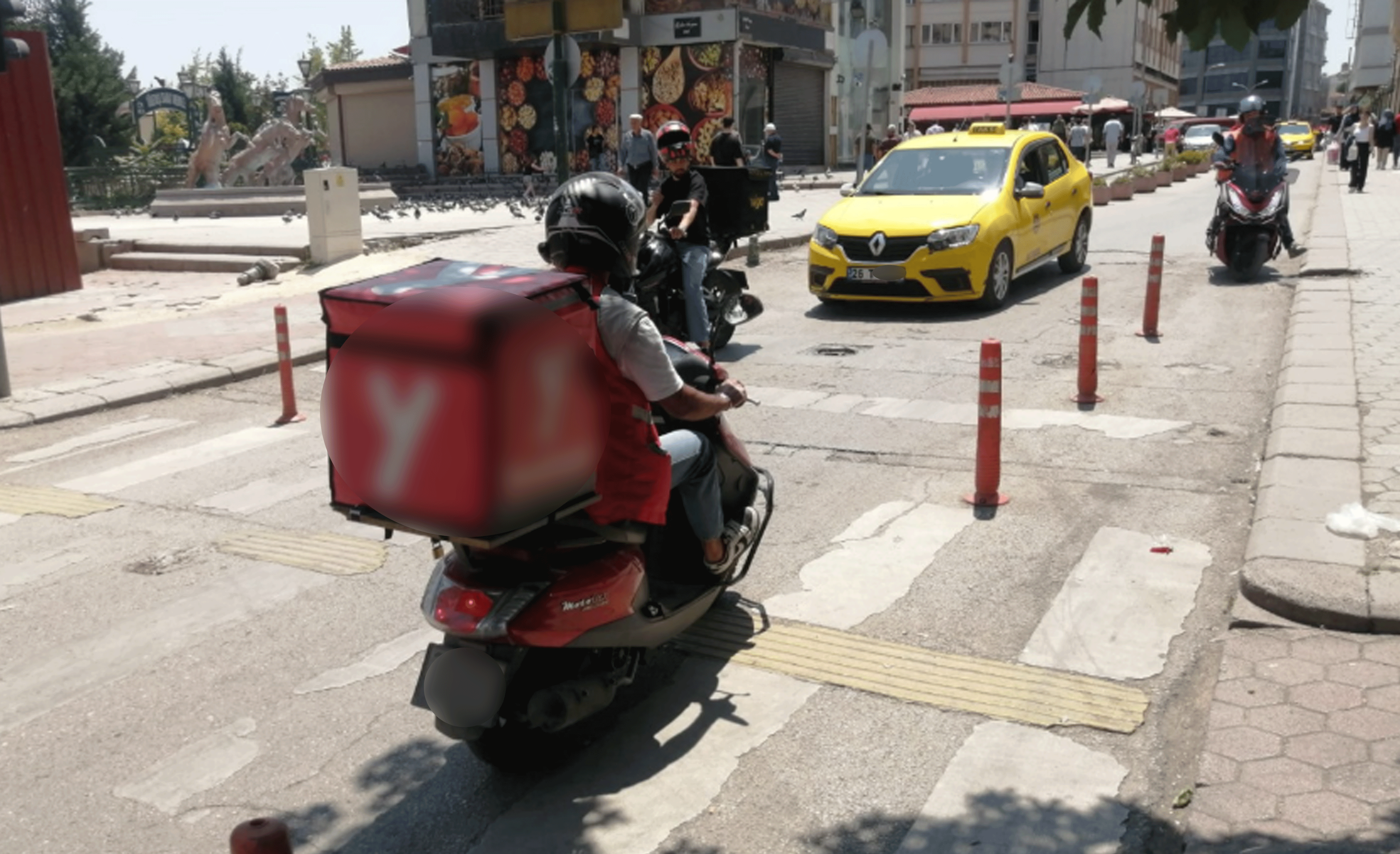 Gündüz derste, akşam trafikte: Eskişehir'de öğrencilerin zorlu mesaisi!