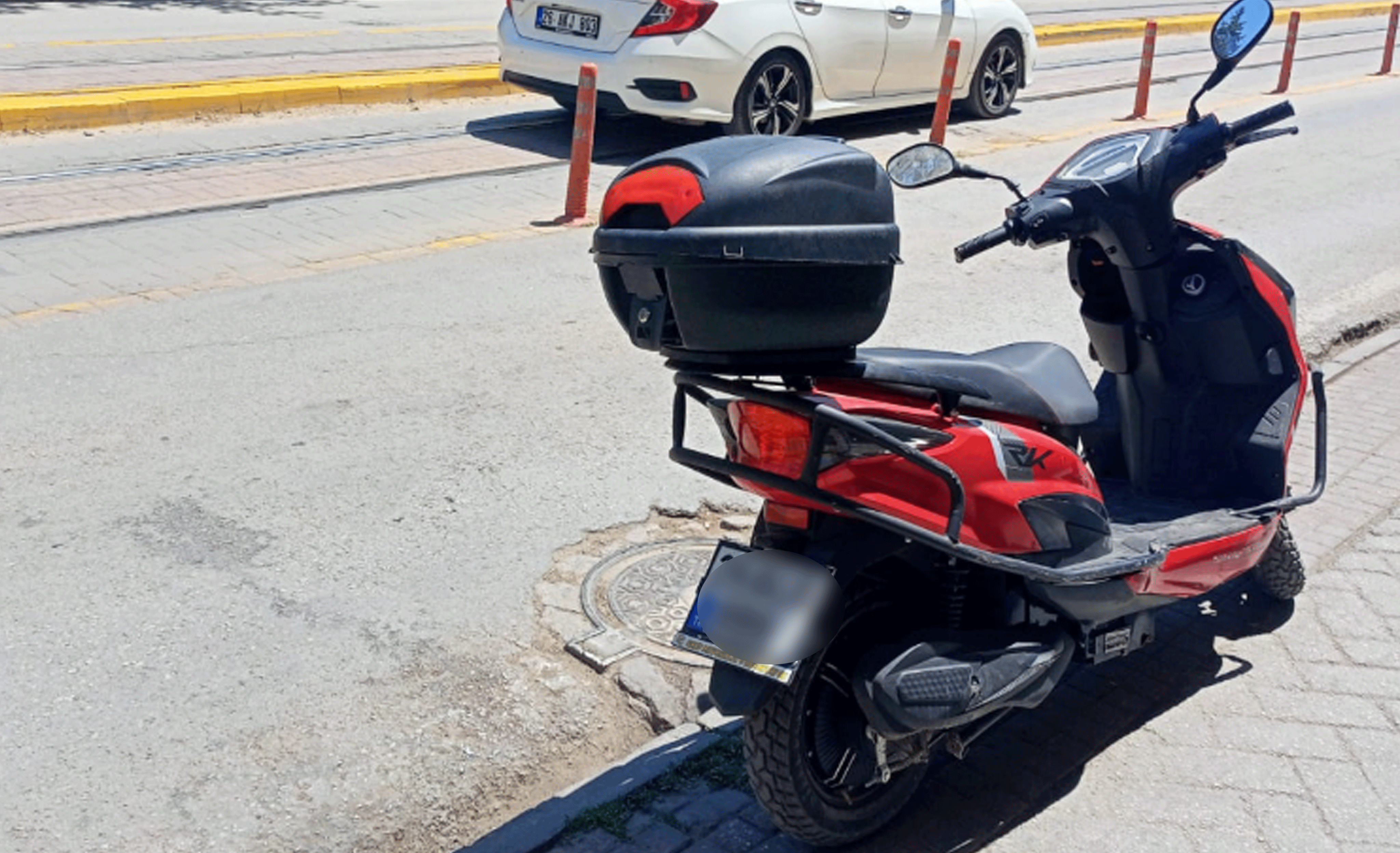 Eskişehir'de kaldırıma park edilen motosiklet tepki çekti