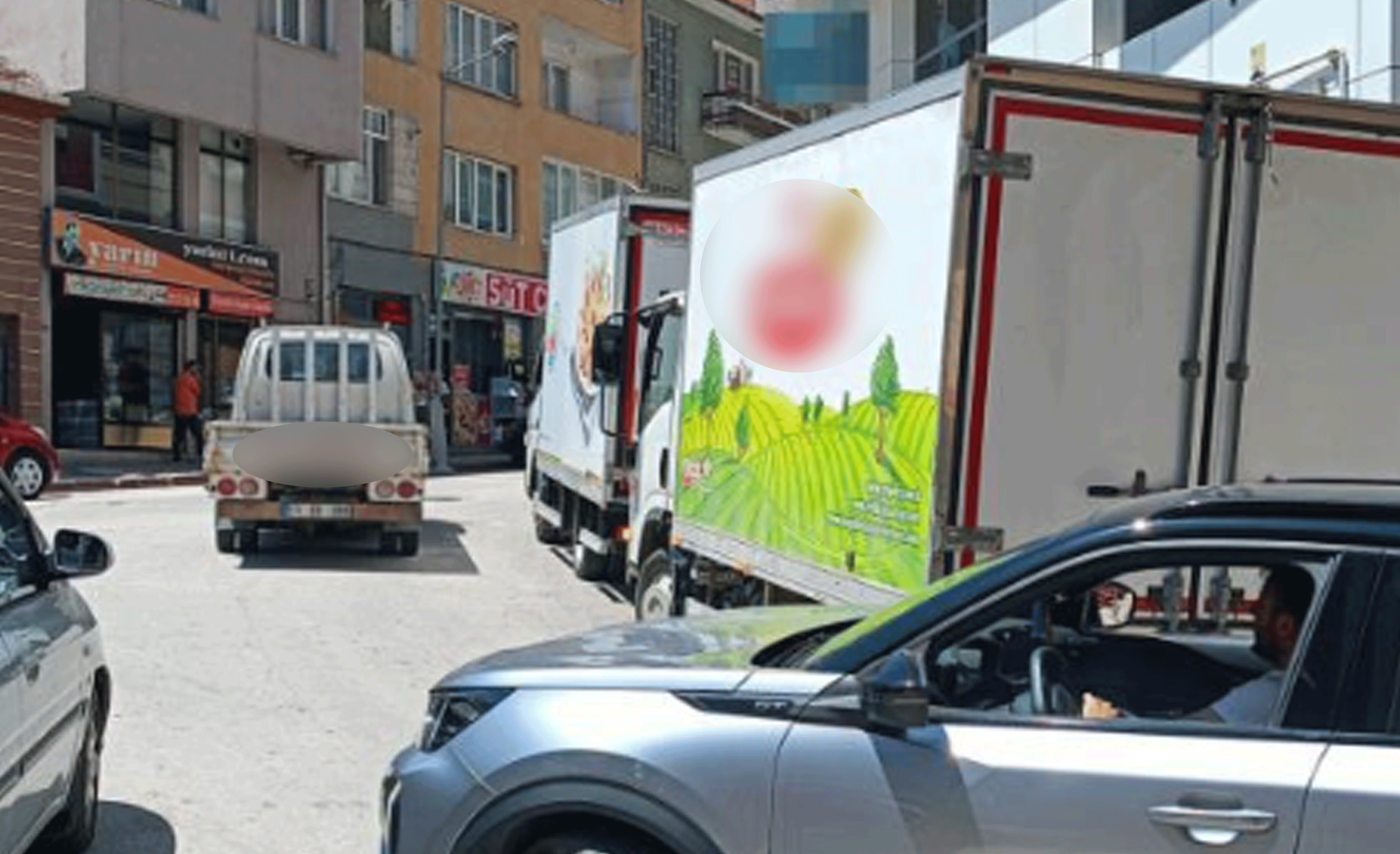 Toptancı firmalarına ait araçların parkı trafiği kilitliyor!