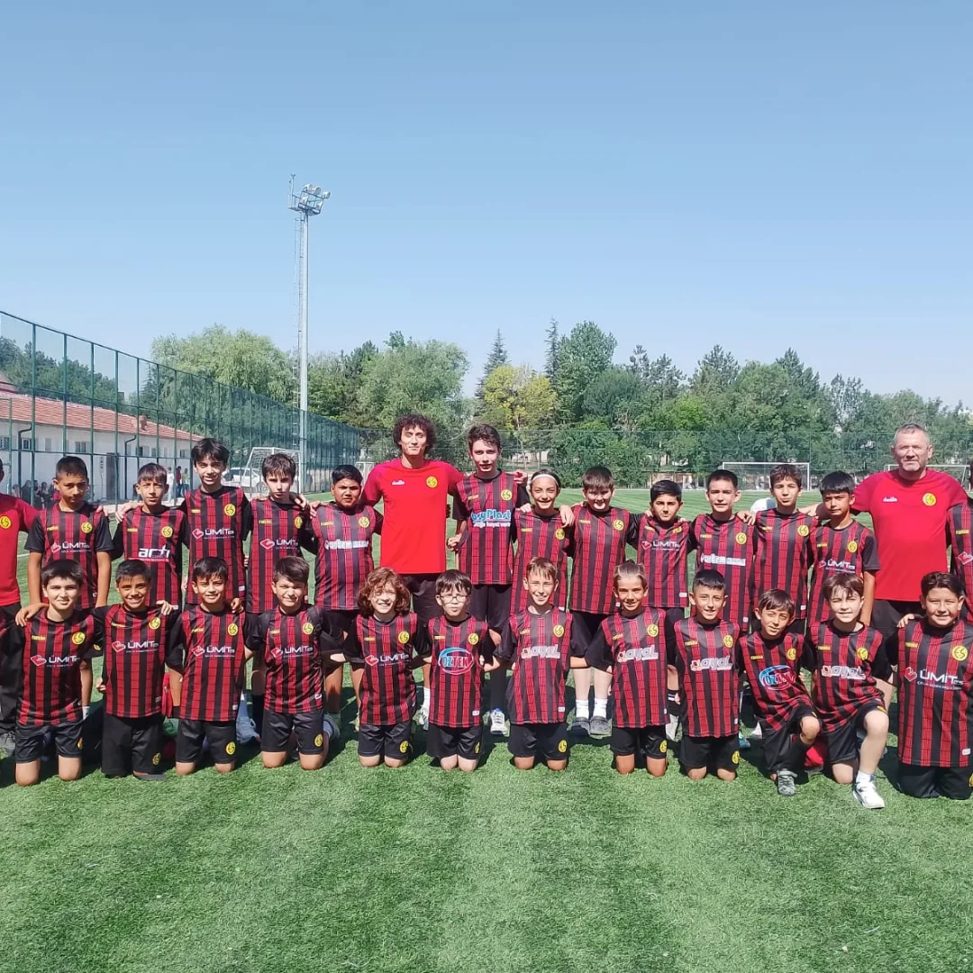 Geleceğin Şimşekleri Büyük Bir Hırsla Çalışıyor (1)