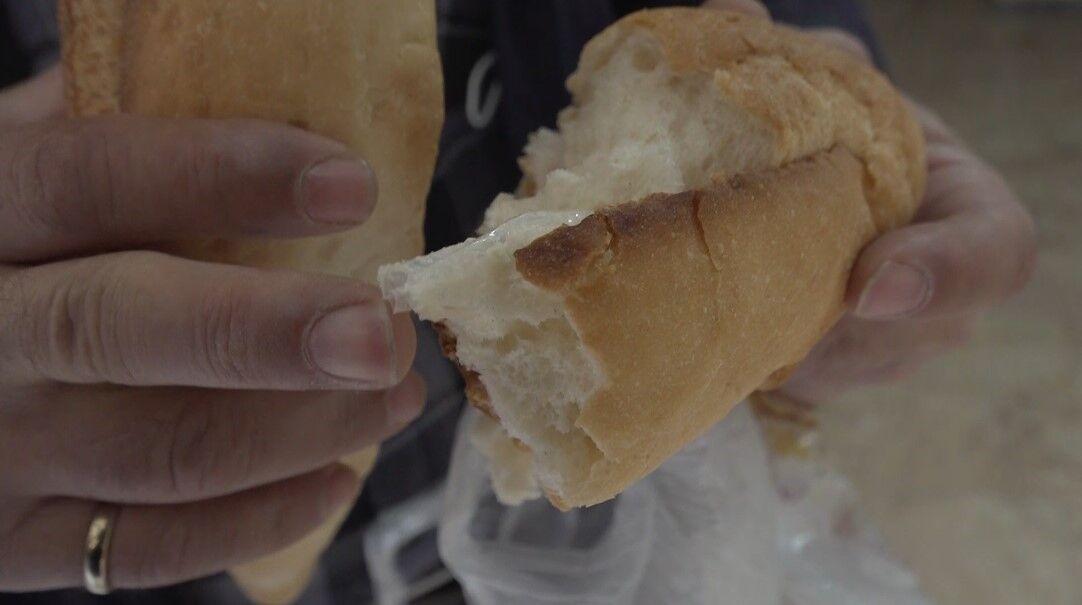 Eskişehir'de fırından aldığı ekmeğin içinden bakın ne çıktı