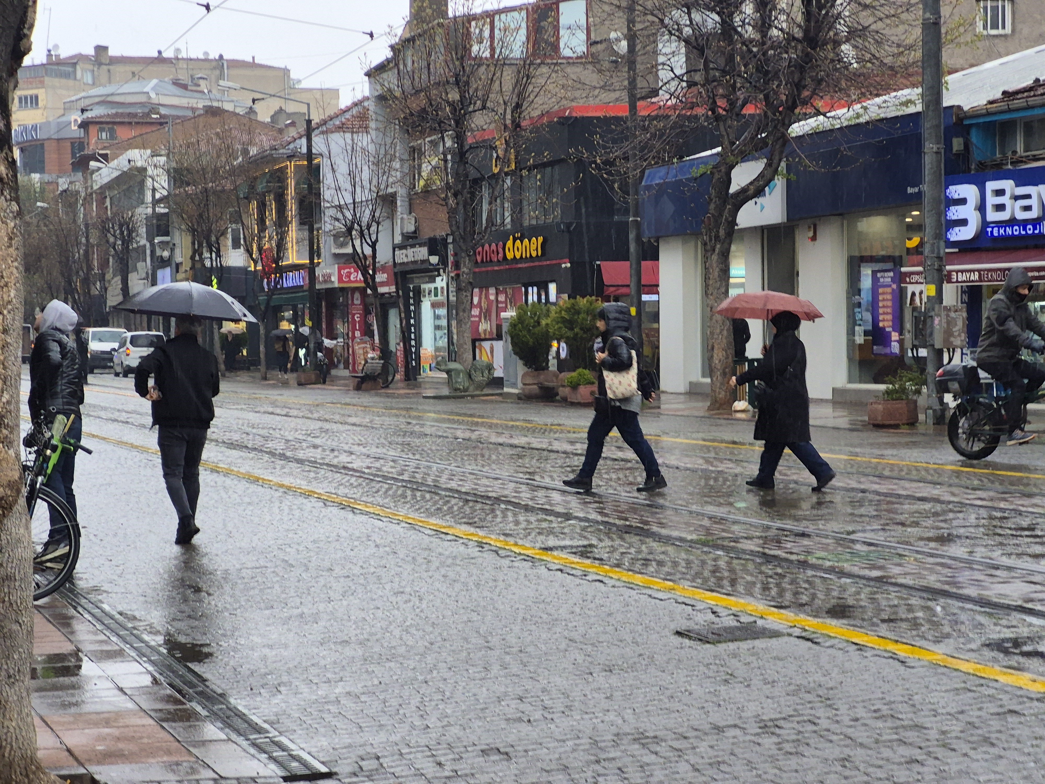Eskişehir sağanak altında: Cadde ve sokaklar boş kaldı!