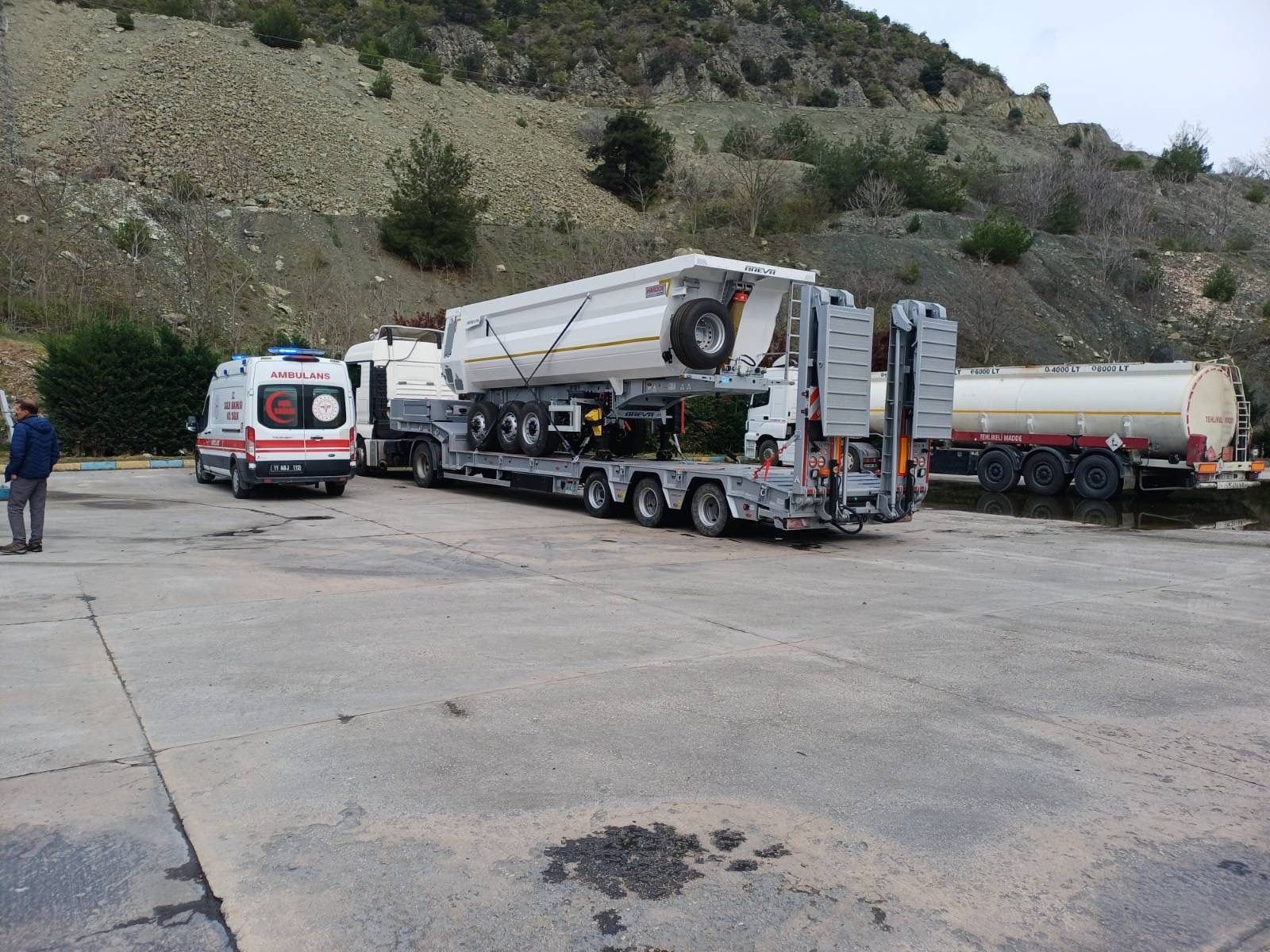 Bilecik'te akaryakıt istasyonunda tırın içerisinde ölü bulundu