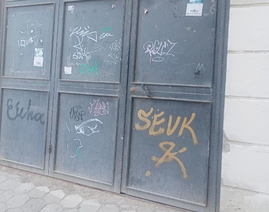 Eskişehir'de duvar yüzeylerinde yazılar dikkat çekiyor