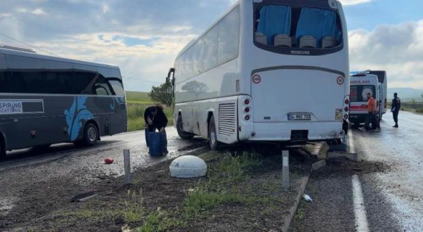 Tur otobüsü refüje saplandı, 16 kişi yaralandı