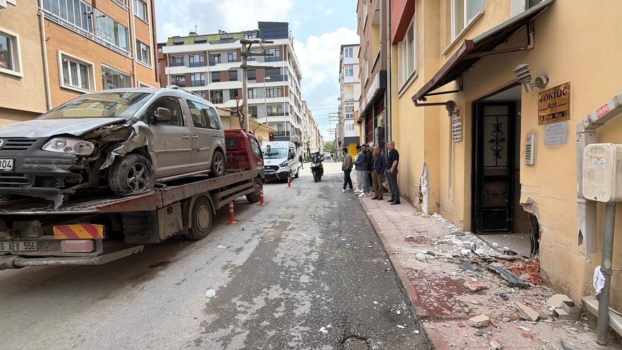Eskişehir'de yayaların arasına daldı: Sürücü ortalığı savaş alanına çevirdi!