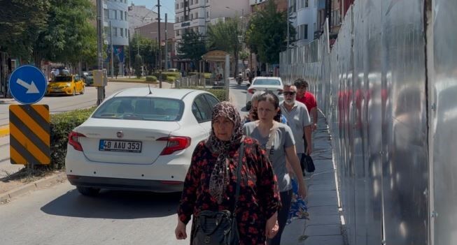 Eskişehir'in en işlek caddesinde yayalara yer kalmadı!
