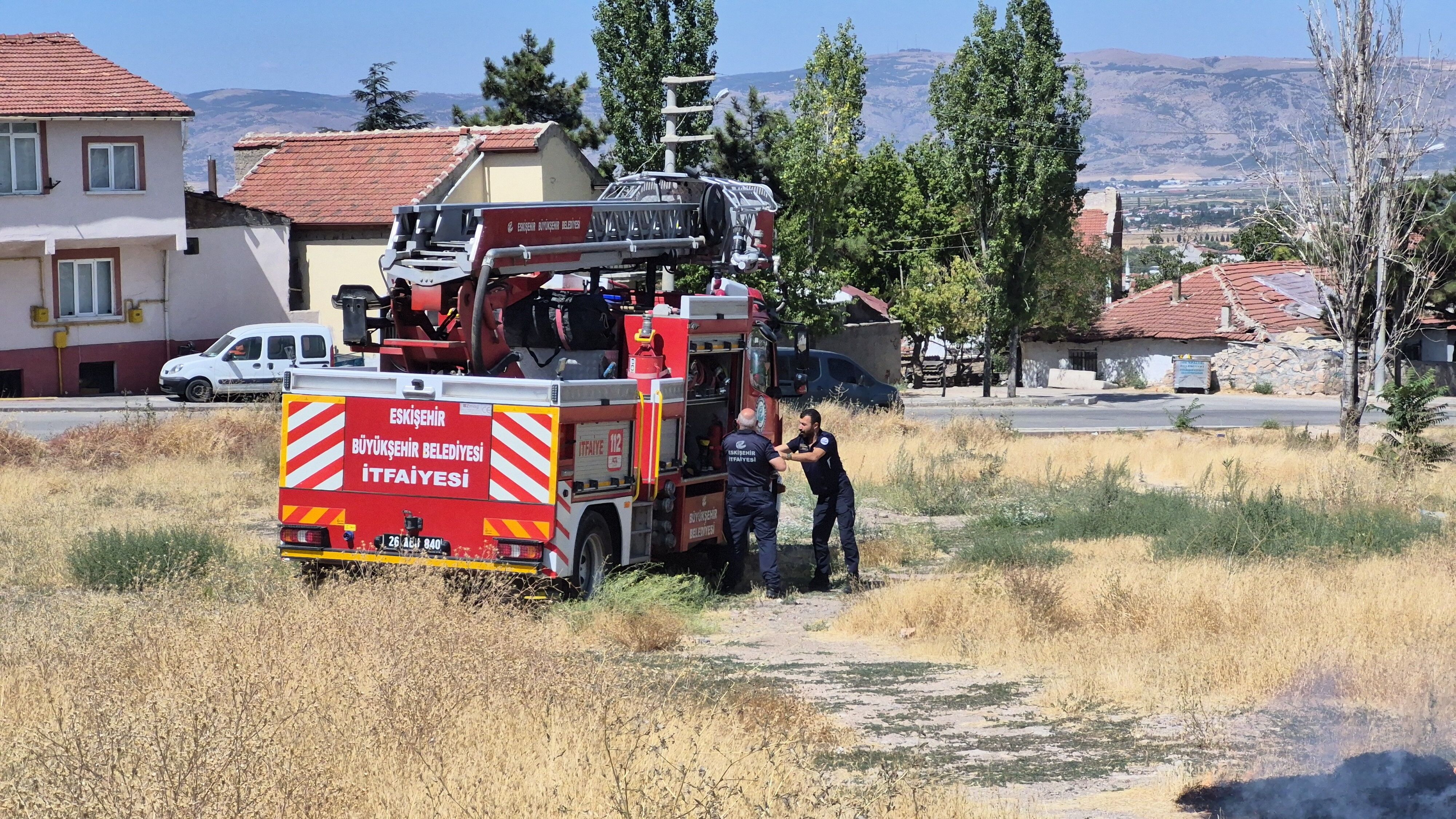 Eskişehir’de okul ve sağlık ocağı arasındaki otluk alanda yangın!