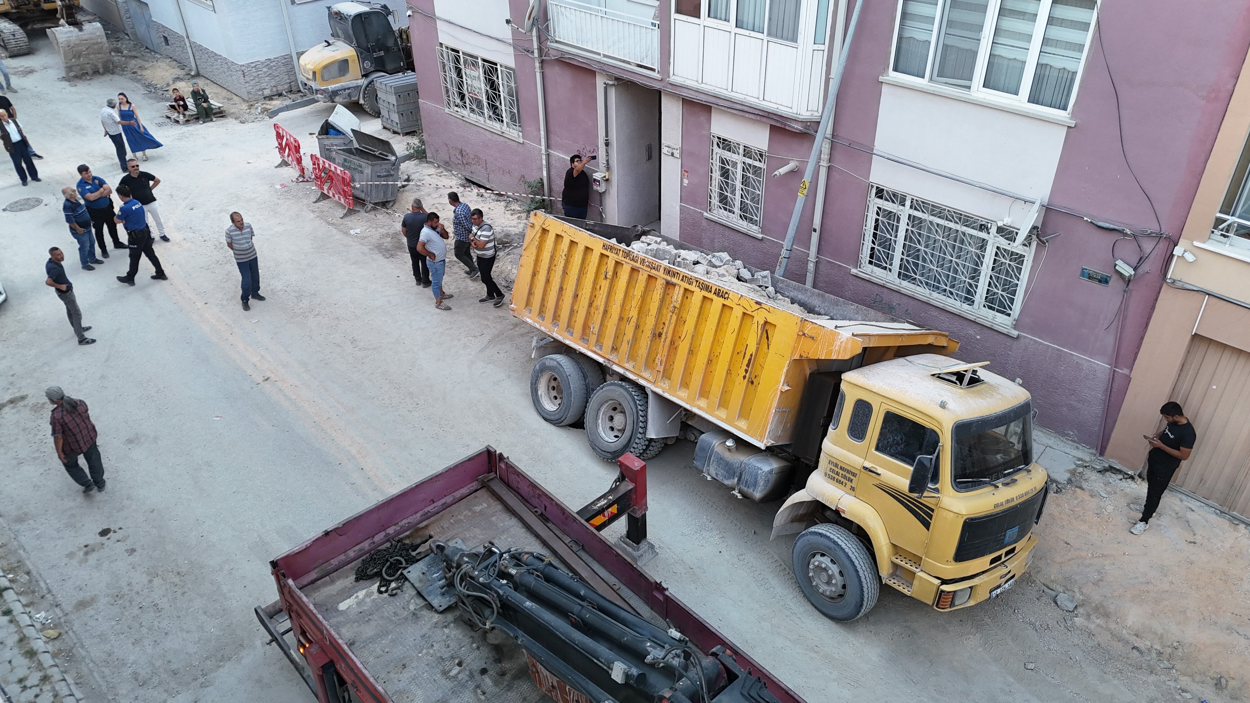 Eskişehir'de yol çöktü, kamyon çukura gömüldü!