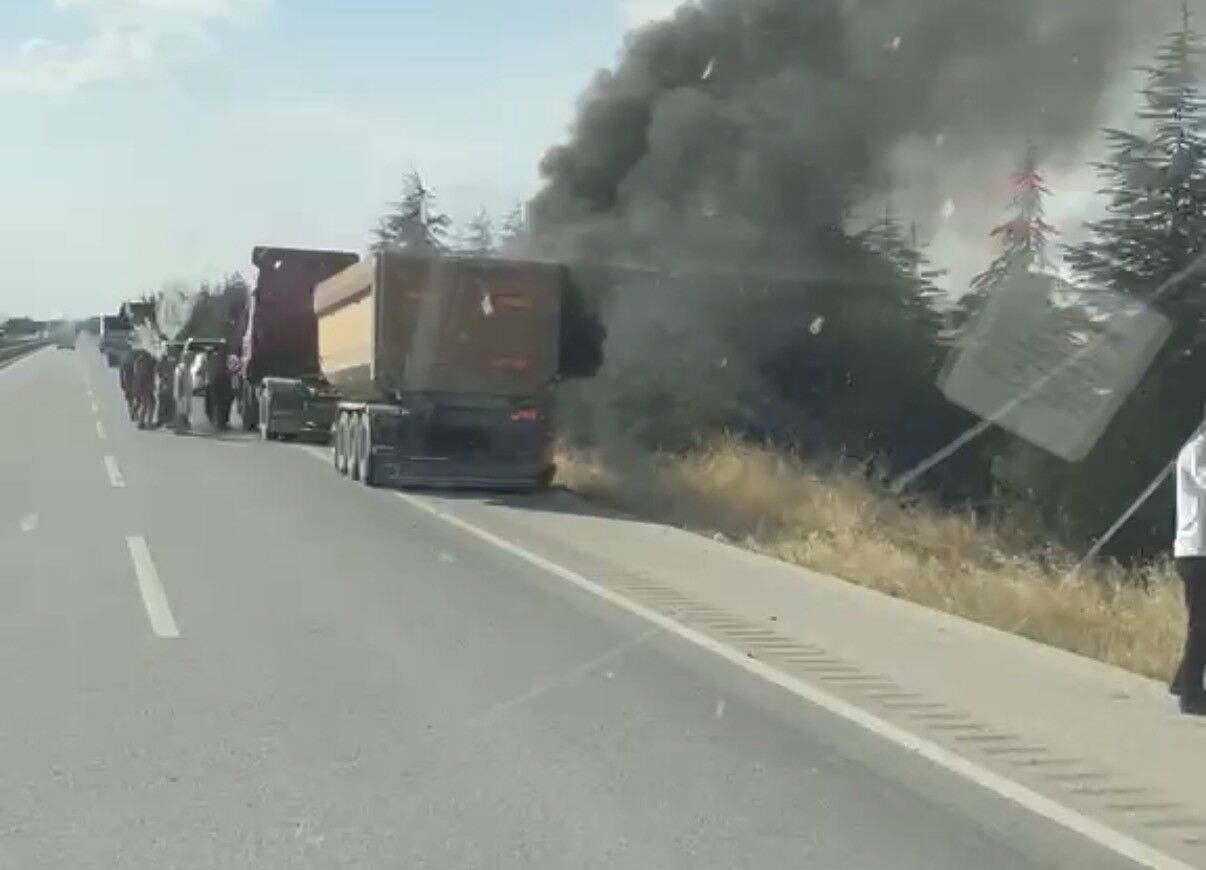 Sivrihisar’da tırın dorse lastiği alev aldı