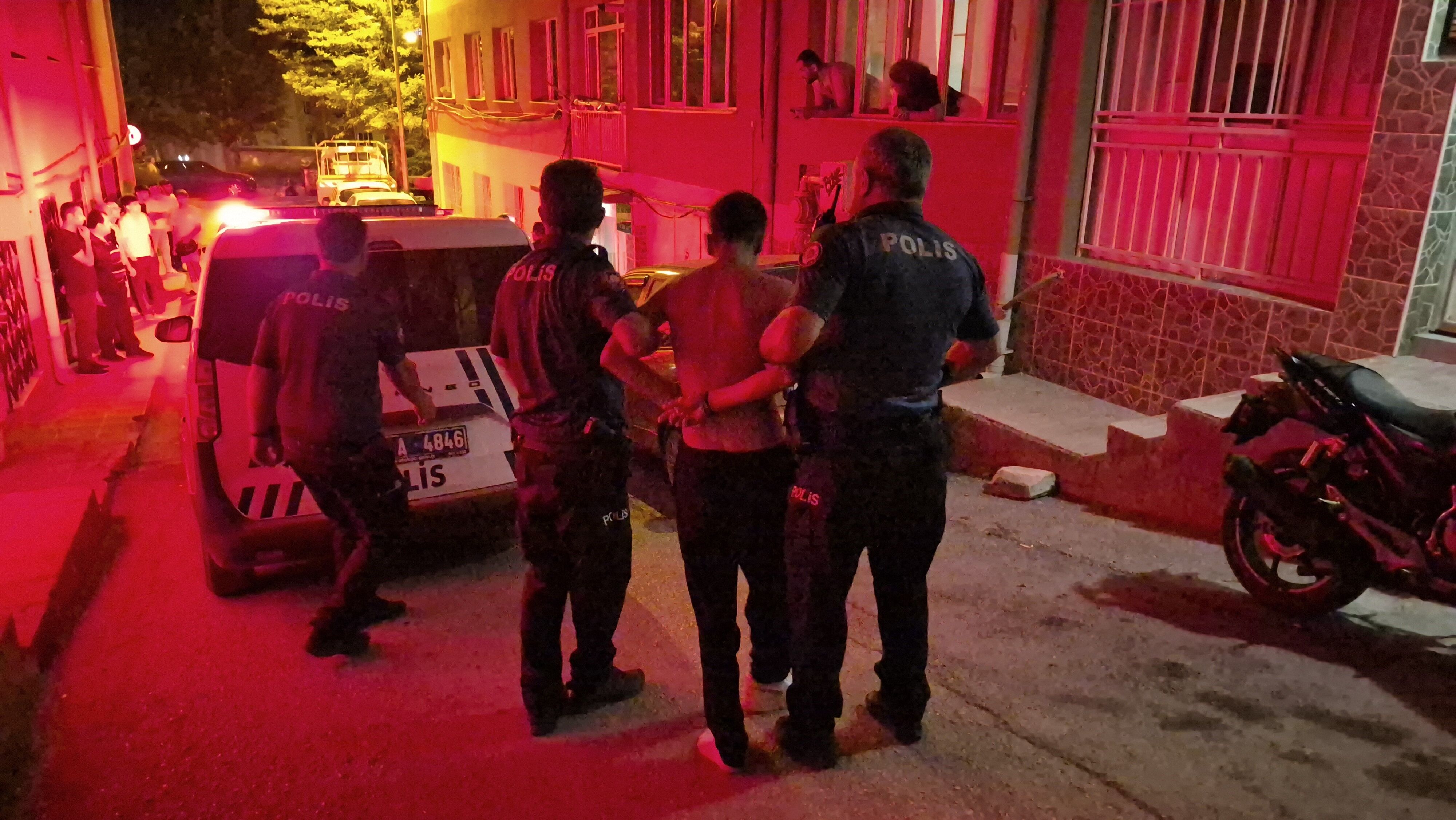 Eskişehir’de geceyi karıştıran kavga! Polis biber gazıyla müdahale etti