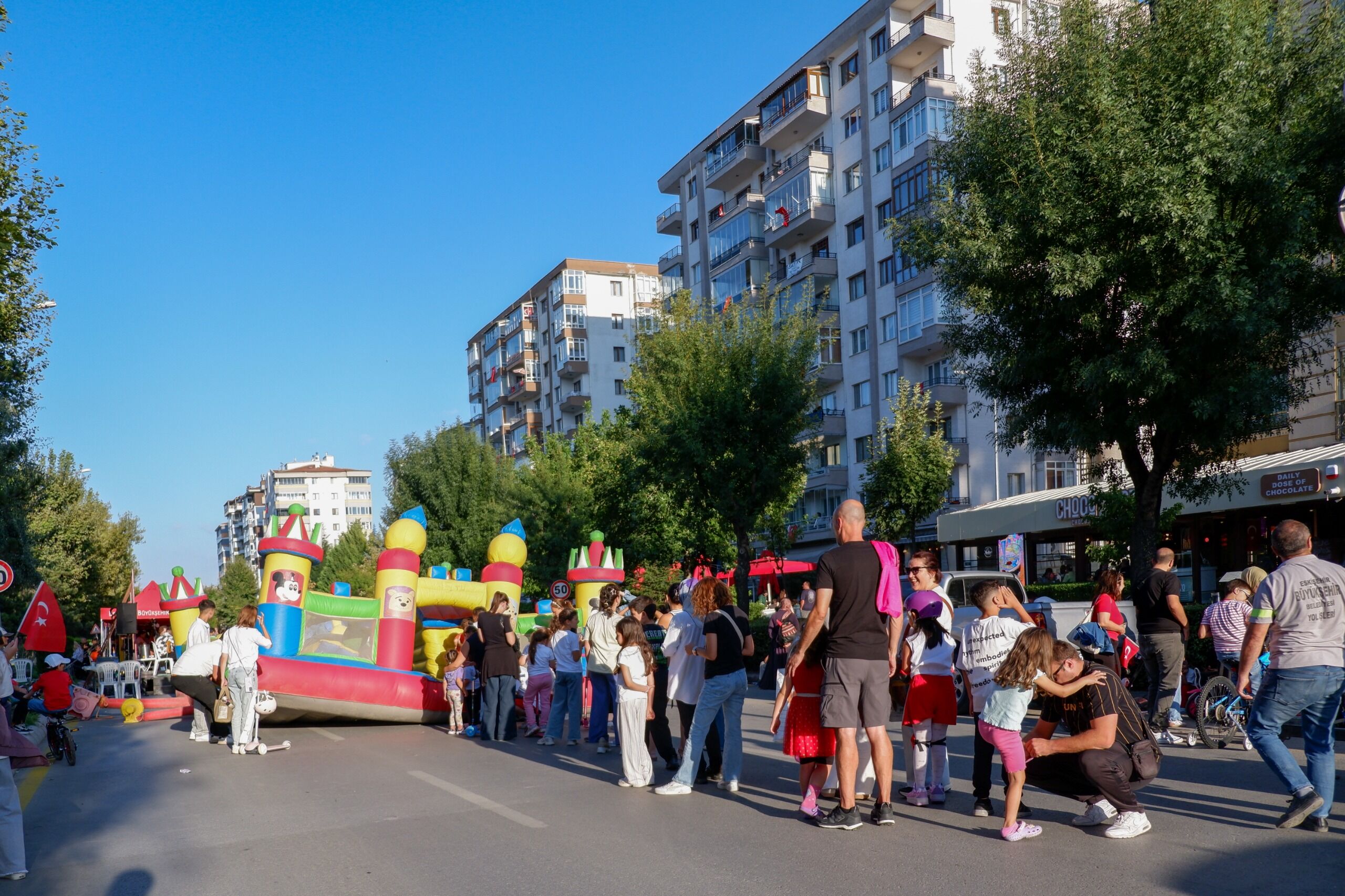 Arabasız Pazar’da yüzler güldü: Cadde festival alanına döndü