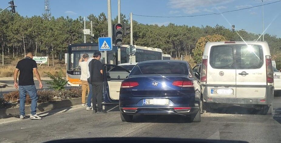 Eskişehir’de trafik ışıklarında zincirleme kaza!