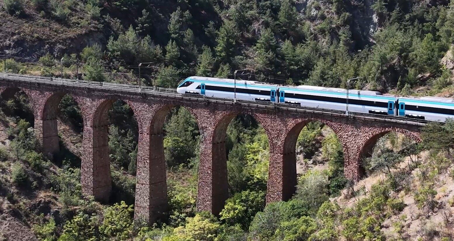 Türkiye’nin milli hızlı treni Eskişehir’de hattında 250 kilometre hıza ulaştı