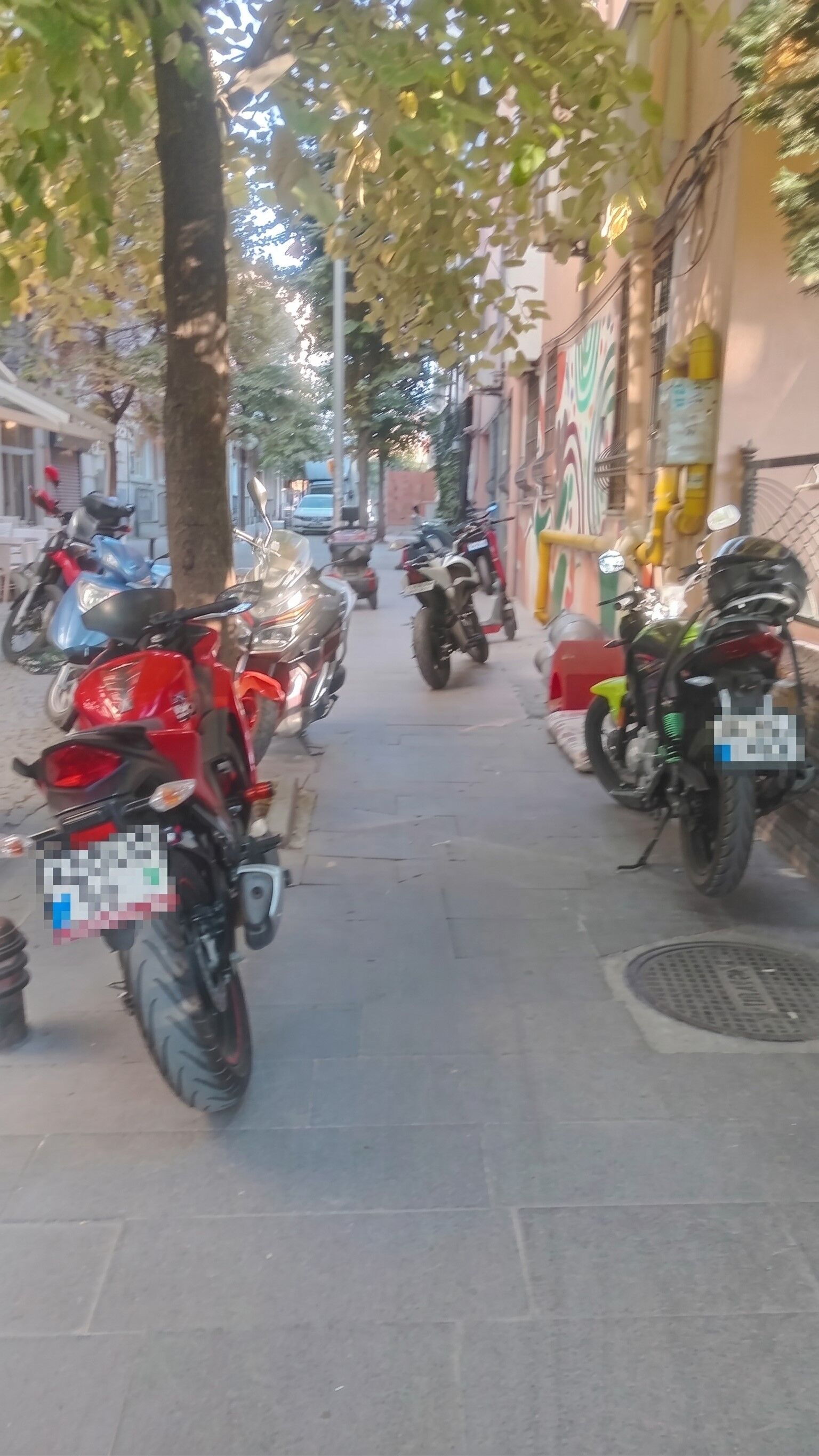 Eskişehir’de kaldırımlar motosikletlere kaldı: Yayalar yola indi