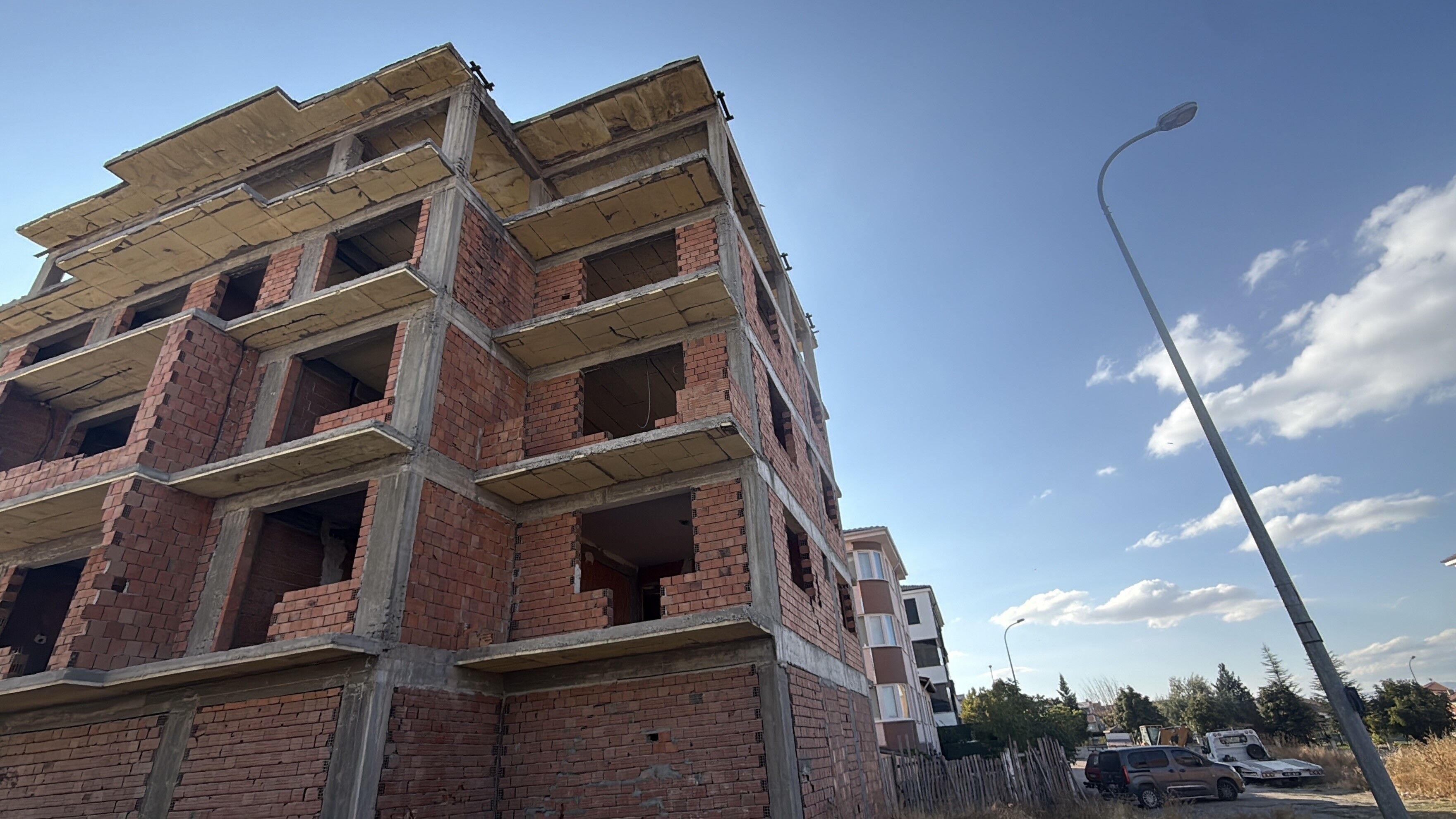 Eskişehir’de inşaatın 4’üncü katından düşen adam ağır yaralandı!