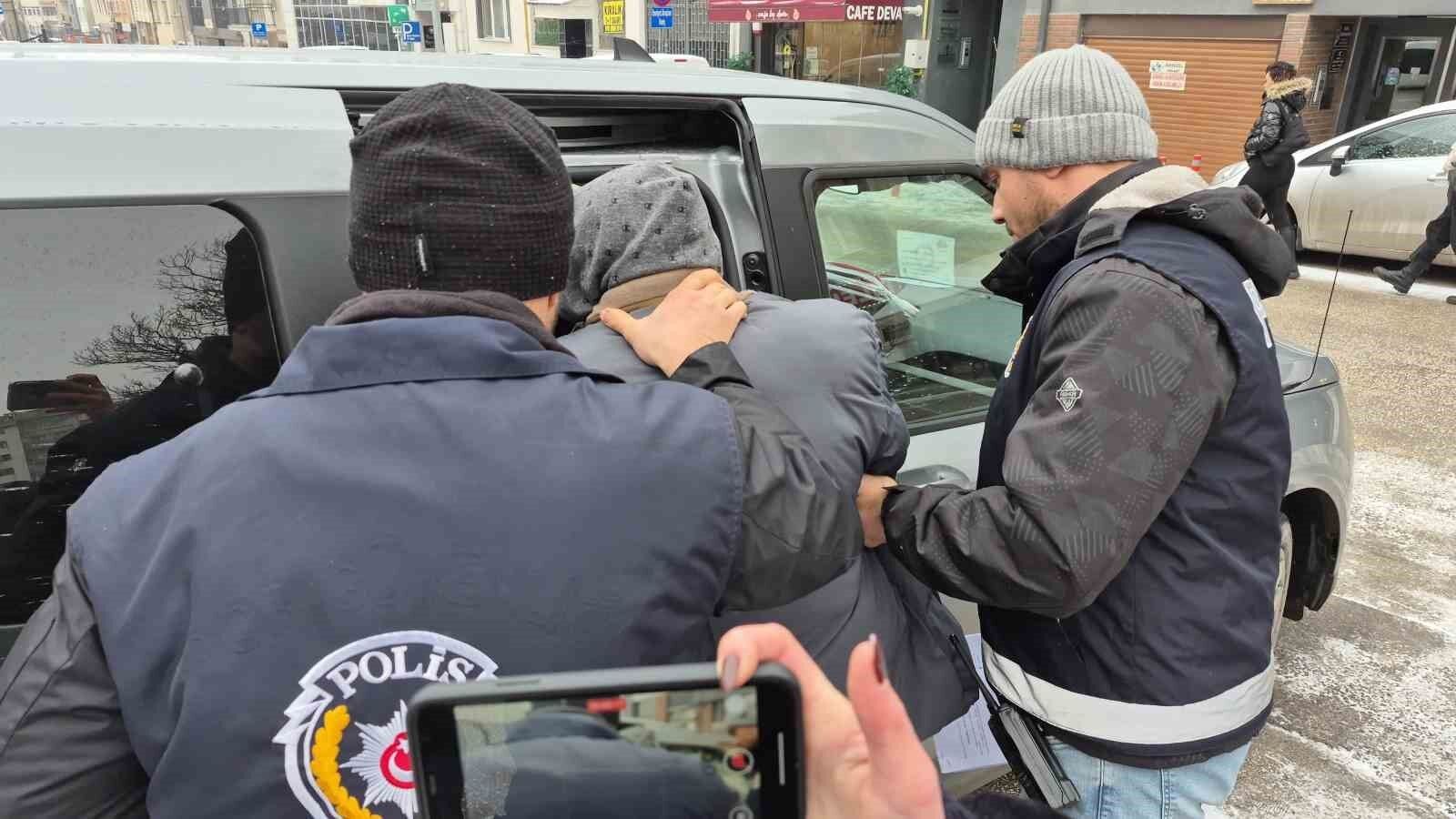 Eskişehir’de üvey babasını bıçaklayarak öldüren sanık hakim karşısında