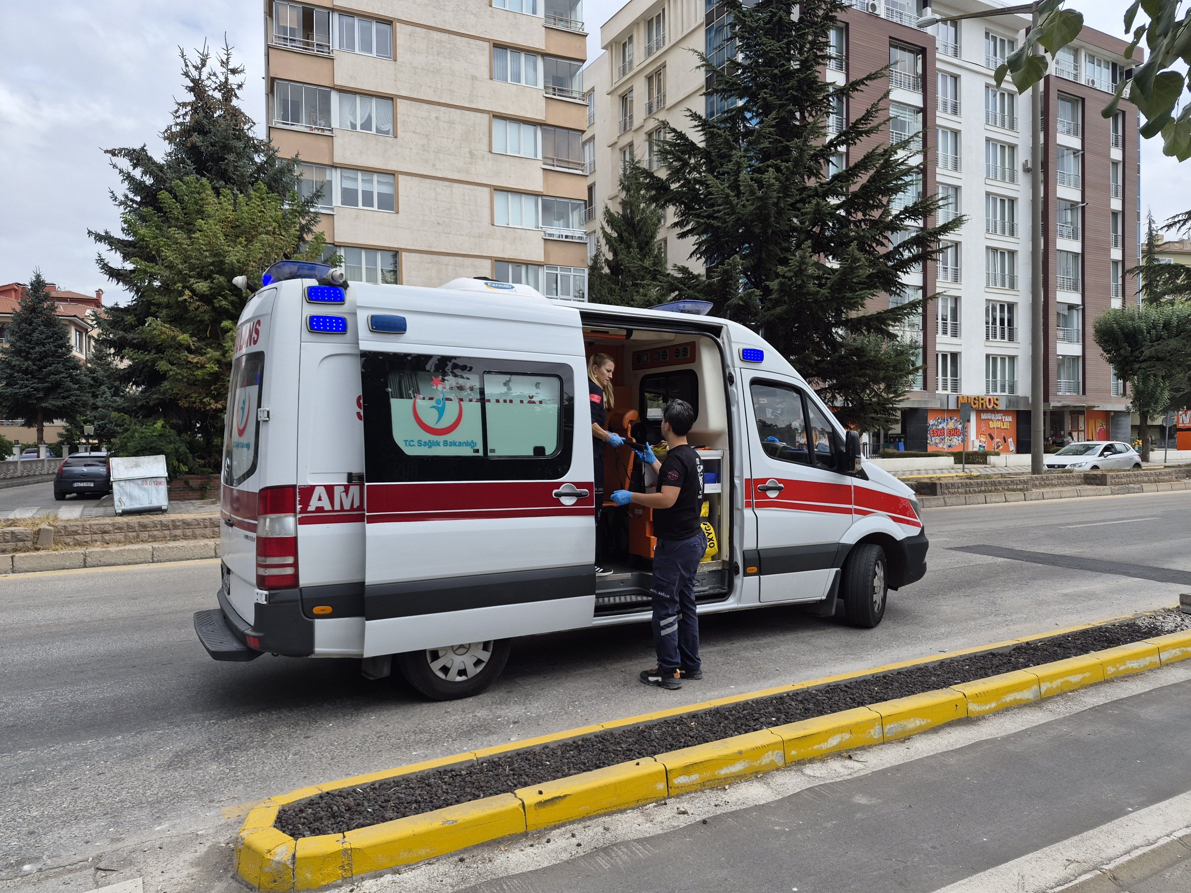 Eskişehir’de yaya geçidinden geçmeye çalışan bisikletliye otomobil çarptı
