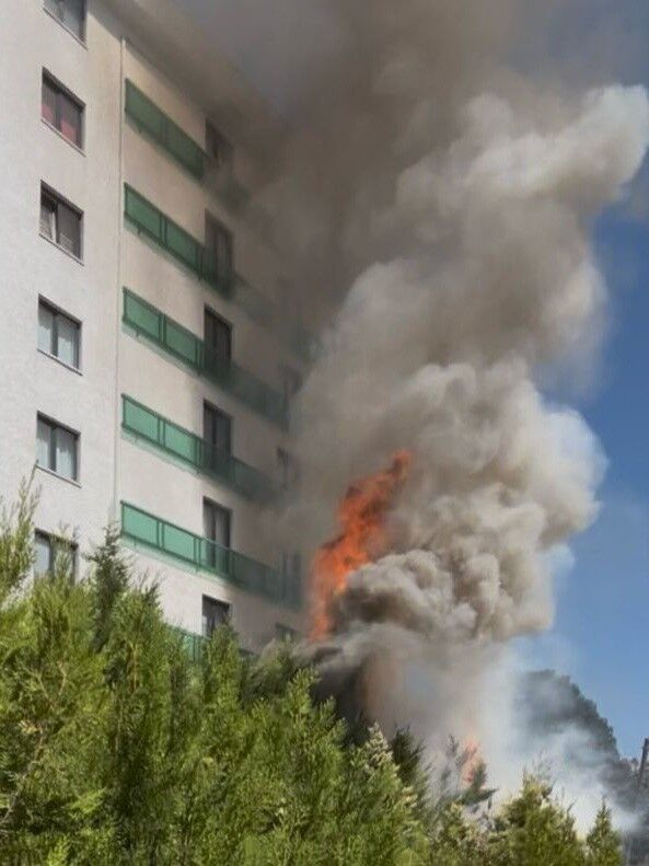 Eskişehir'de kuru otlar tutuştu, apartman bahçesinde yangın paniği