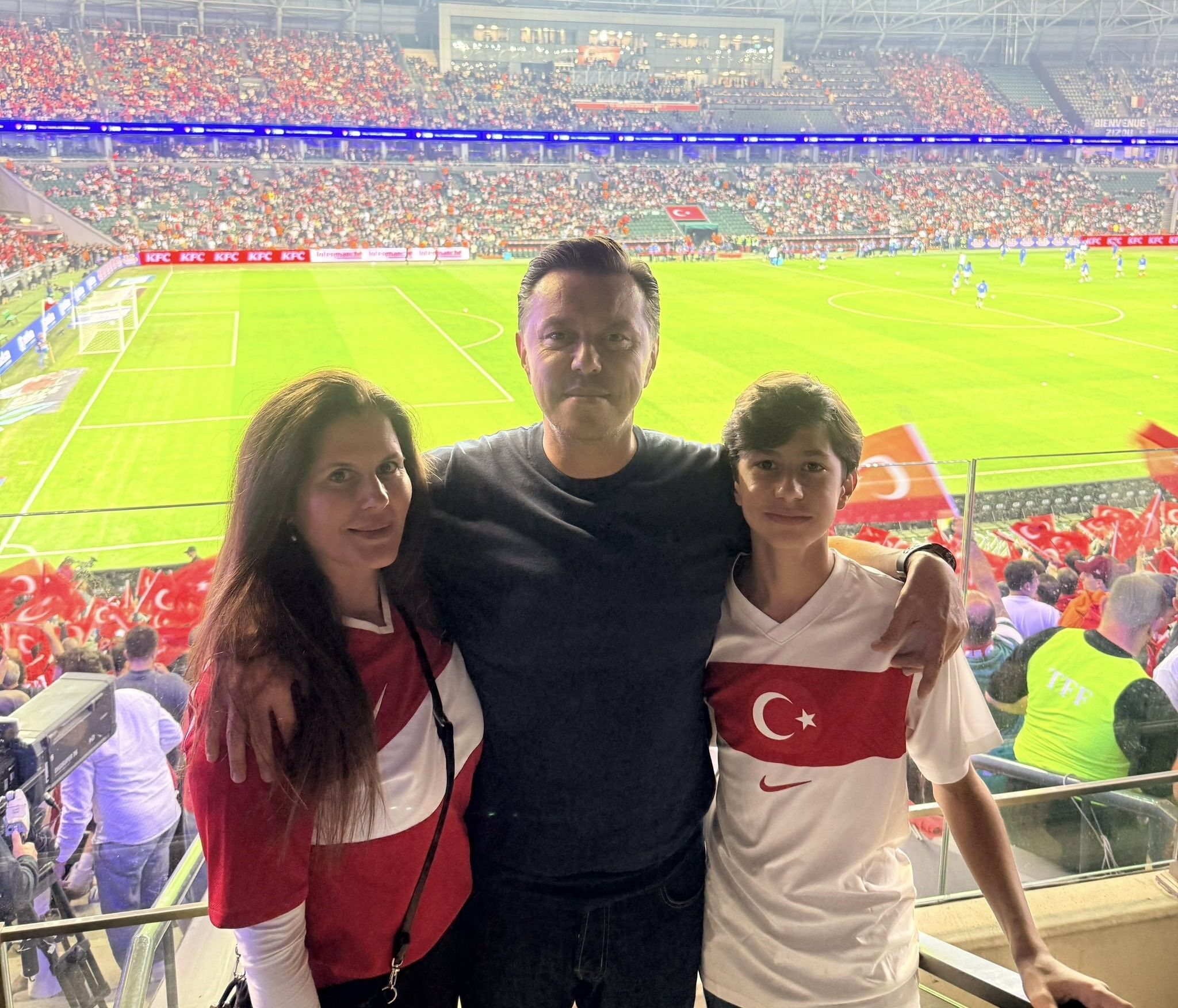 Nebi Hatipoğlu milli maç heyecanını ailesiyle tribünde yaşadı