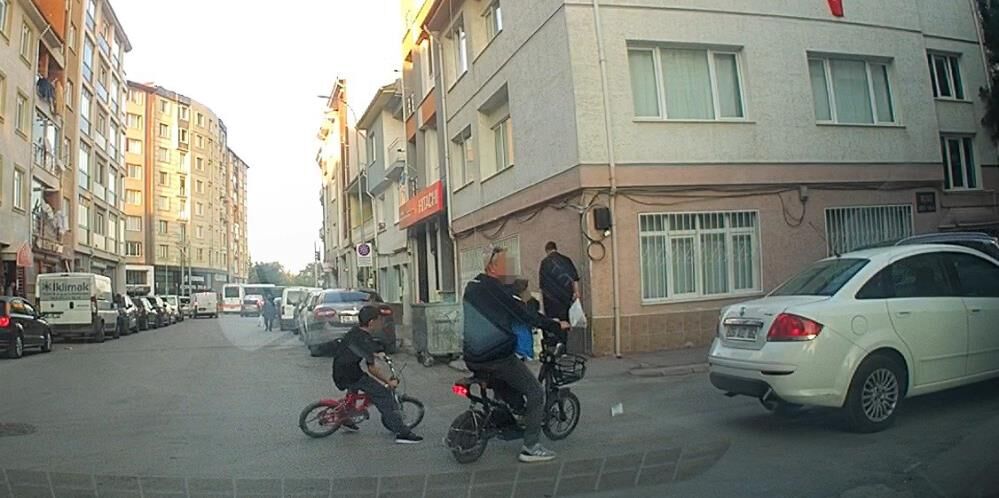 Eskişehir’de korkutan anlar kamerada: Bisikletli çocuk son anda kurtuldu